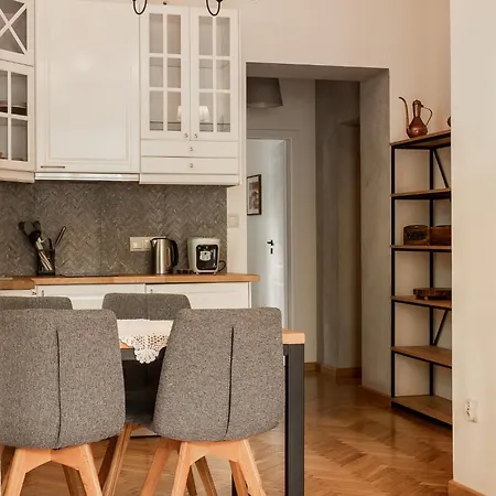 Ella Apartment *